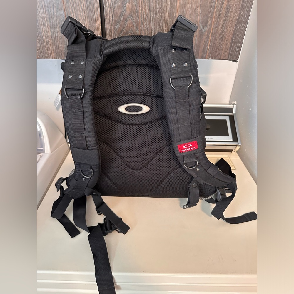 Oakley Back pack - Picture 7 of 16